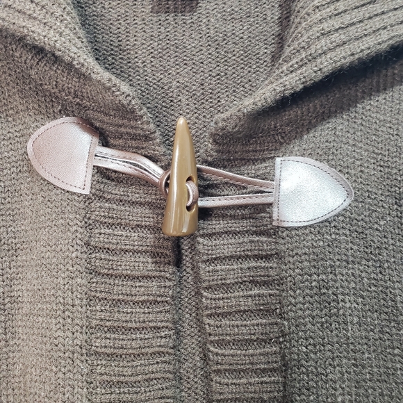 Avenue Women's Plus Size Brown Sweater Cape Wrap Toggle Closure One Size. - Picture 3 of 5